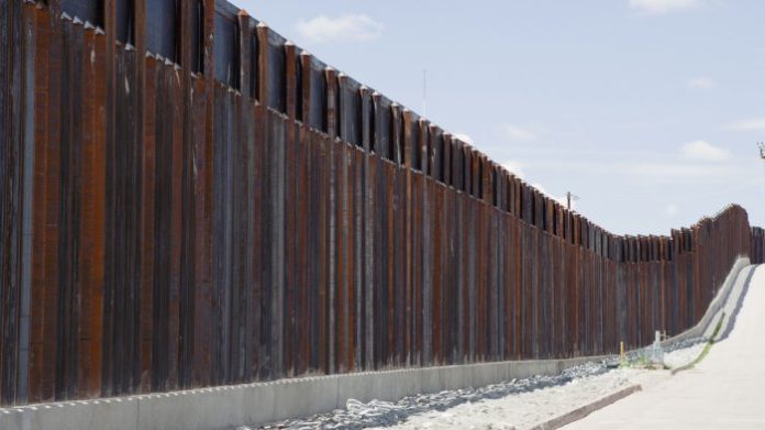Tembok perbatasan Meksiko dan AS setinggi 9,1 meter (f:ist/mistar)
