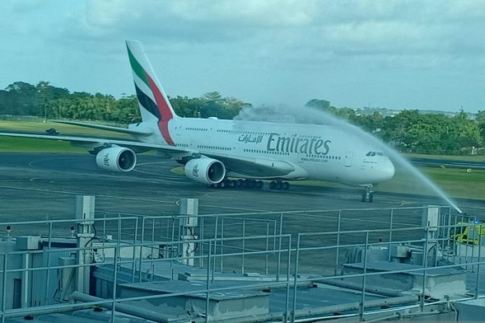Pesawat Super Jumbo dari Dubai Mendarat di Indonesia, Ratusan Pengunjung di Bandara Heboh