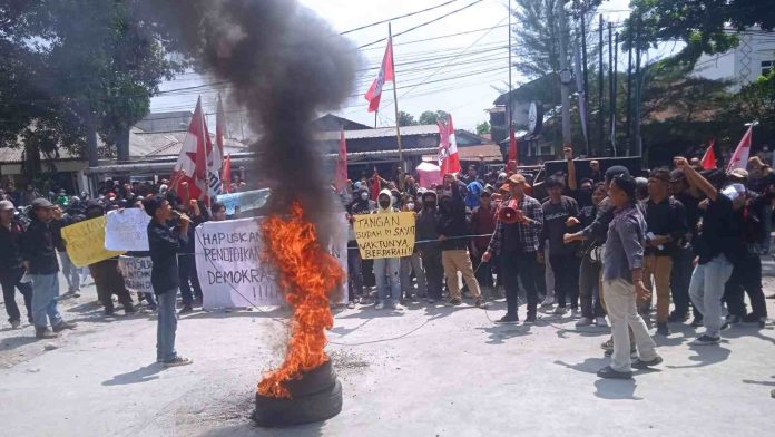 Aksi mahasiswa di kampus UNPRI saat membakar ban.