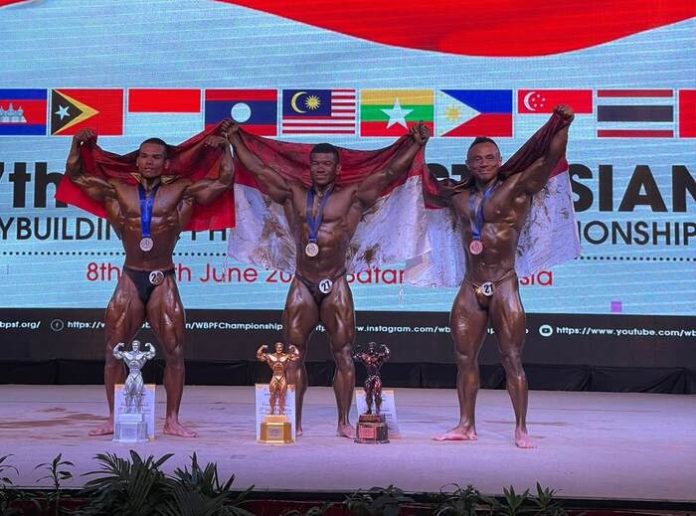 Asahan saat meraih medali emas di kejuaraan binaraga diikuti negara ASEAN di Batam (f:ist/mistar)