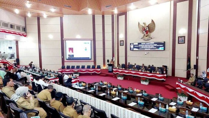 Bobby Nasution saat membaca tanggapan Pemandangan Umum Fraksi DPRD Medan dalam rapat paripurna.