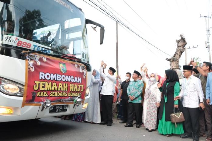 Bupati Sergai lakukan pelepasan calon jamaah haji (f:ist/mistar)