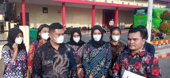 Enam Calon Siswa Polwan Polda Sumut yang dinyatakan Tidak Memenuhi Syarat pada tes Keswa didampingi kuasa hukum. (f:saut/mistar)