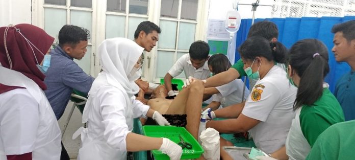 seorang pemuda korban pembacokan sedang dirawat di rsud sidikalang