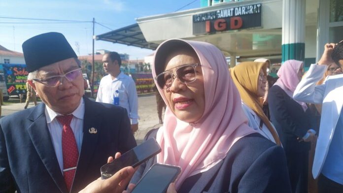 Direktur RS Haji Medan Rehulina Ginting saat diwawancarai wartawan. (f:anita/mistar)