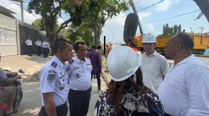 Kadishub Medan Iswar Lubis didampingi Sekretaris Suriono dan Kabid LPJU Gultom R Parlin saat meninjau pemasangan LPJU baru di Kecamatan Medan Helvetia (f:ist/mistar)