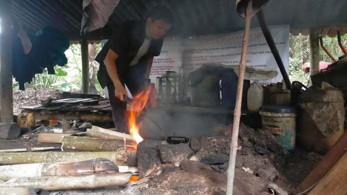 Frans Sipayung saat berkunjung ke tempat produksi gula aren.