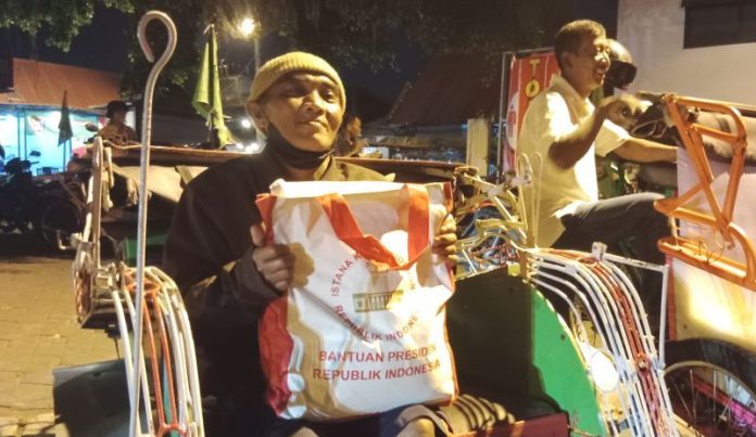 Liburan Cuti Bersama, Presiden Jokowi Berikan Bantuan Sembako kepada Pengemudi Becak Yogyakarta