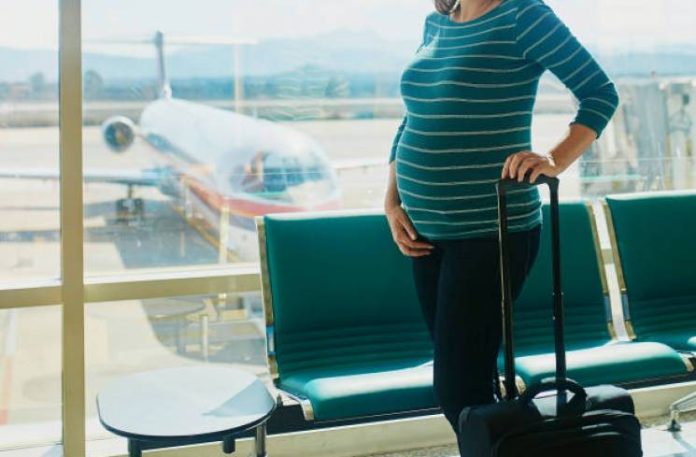 Ilustrasi ibu hamil naik pesawat.
