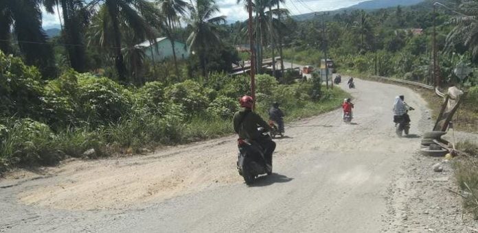 Pengendara melintasi jalan rusak dan berdebu di Padangsidimpuan (f:asrul/mistar)