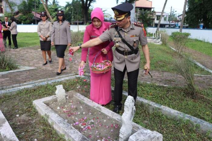Kapolresta Deli Serdang bersama Ketua Bhayangkari Cabang Kota Deli Serdang tabur bunga saat ziarah di makam pahlawan Lubuk Pakam (f;sembiring/mistar)