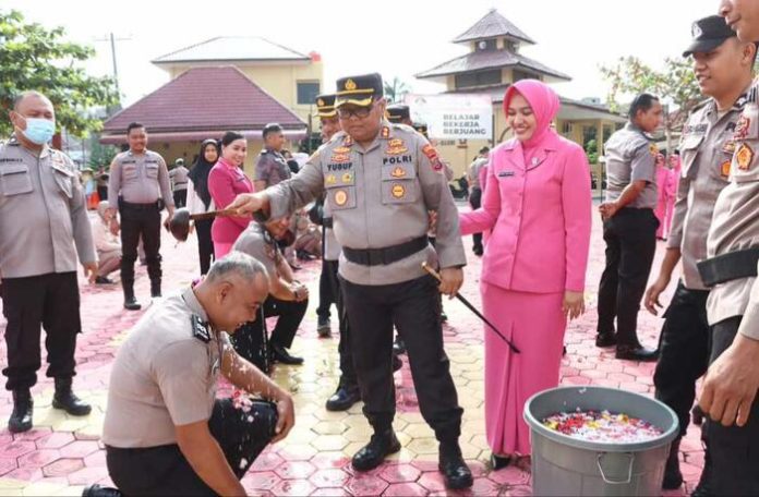 Kapolres Tanjungbalai AKBP Ahmad Yusuf Afandi saat menyiram air Bunga Warnai Acara Kenaikan Pangkat 17 Personil Polres Tanjungbalai (f:saufi/mistar)