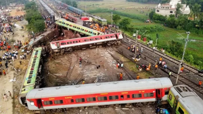Kecelakaan kereta api di India menewaskan 288 orang dan ratusan lainnta luka-luka. (f:sky/mistar)