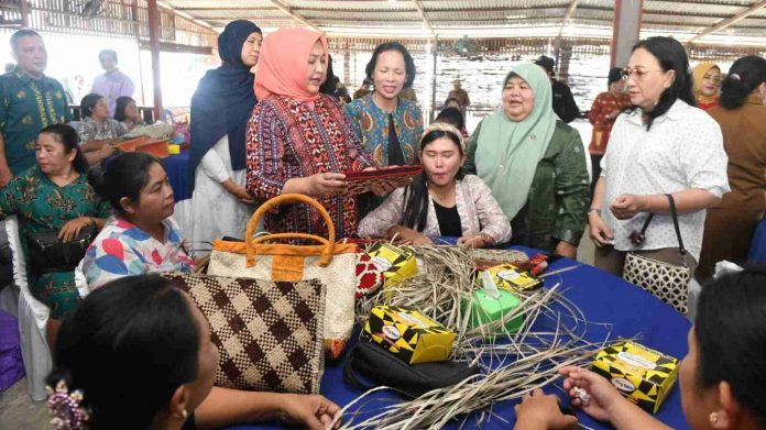 Ketua Dekranasda Provinsi Sumatera Utara Nawal Lubis