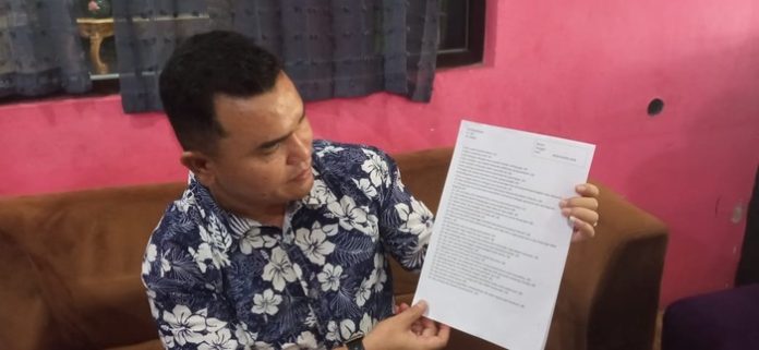 Kuasa hukum Calon Siswa (Casis) Polwan yang tidak memenuhi syarat (TMS), Jones Naibaho saat memberikan keterangan kepada wartawan, Sabtu (24/6/2023). (f:saut?mistar)