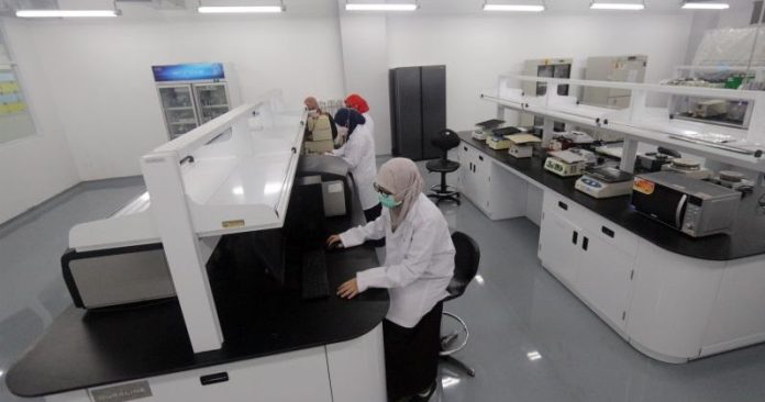 Peneliti bekerja di laboratorium genom Badan Riset dan Inovasi Nasional (BRIN) di Cibinong, Kabupaten Bogor, Jawa Barat (f:yulius satria wijaya/mistar)