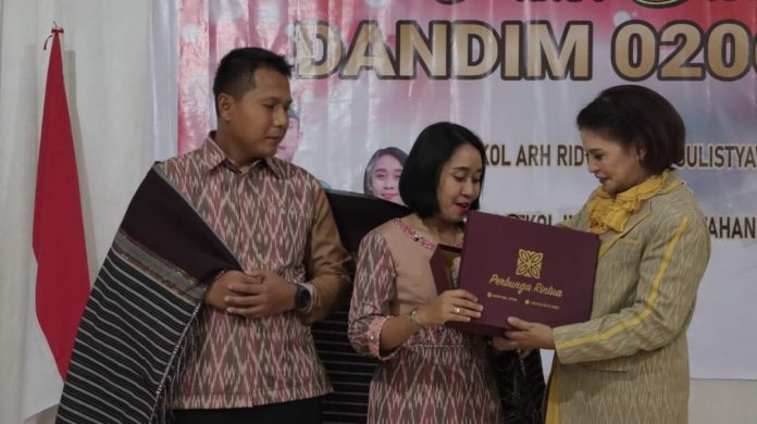 Ulos Asli Tenun Silahisabungan Jadi Cendera Mata Untuk Letkol Inf Ridwan