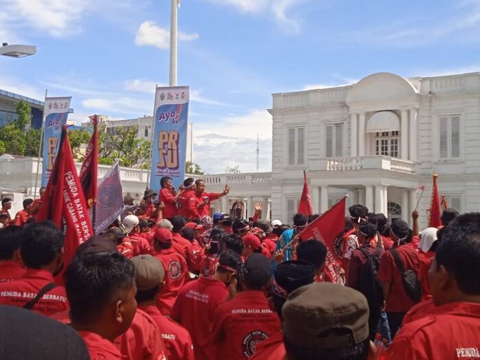 Aksi demo massa PPB di depan kantor Gubernur Sumatera Utara. (f:saferius/mistar)