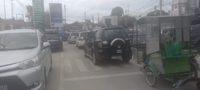 Arus lalu lintas macet total di Jalinsum Balige (f:tumbur/mistar)