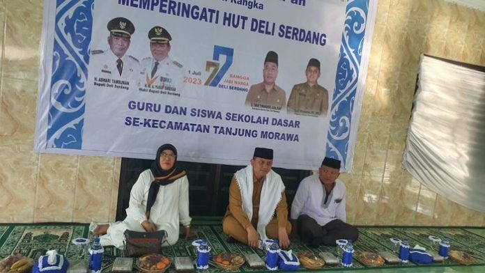 Kadis Pendidikan Yudi Hilmawan (tengah) didampingi Korwilcam Tanjung Morawa Hj Yusdahniar menghadiri zikir akbar dan Khatam Al Quran (f;ist/mistar)