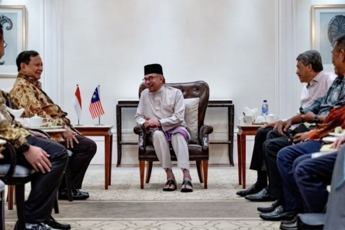 Perdana Menteri Malaysia Anwar Ibrahim (tengah) berbincang dengan Menteri Pertahanan RI Prabowo Subianto (kedua kiri) di sela-sela pelaksanaan Pameran Maritim dan Dirgantara Internasional Langkawi (LIMA) 2023 di Kedah, Malaysia (f:ist/mistar)