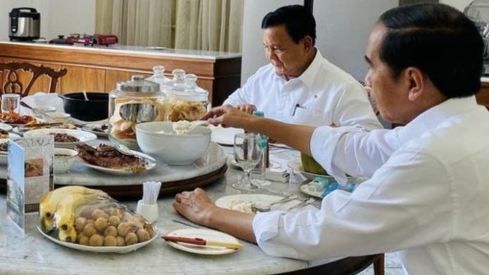 Prabowo makan bersama Jokowi.