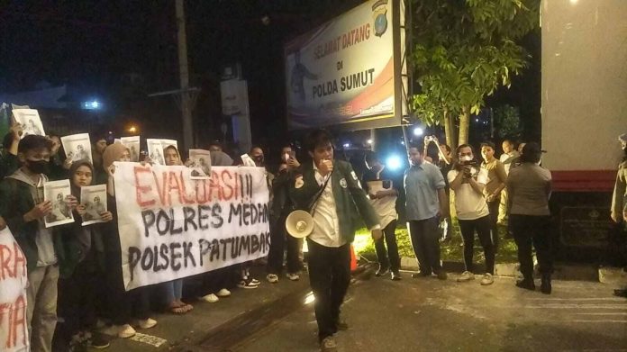 Gelar Aksi Malam Hari, Puluhan Mahasiswa USU Minta Polisi Usut Kematian Rekannya