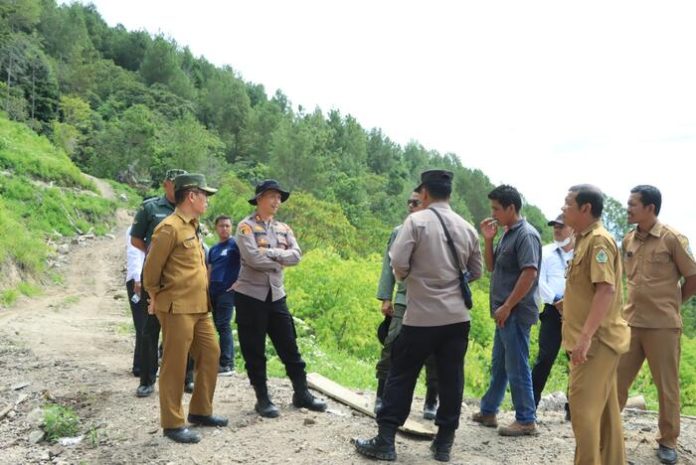 Kapolres Samosir, AKBP Yogie Hardiman, Kepala Desa Huta Ginjang Rinsan Situmorang, KPH XIII Dolok Sanggul Bernhard Purba, Kabid Penataan, Penaatan, Pengelolaan, dan Perlindungan Lingkungan Hidup dan Kehutanan Dinas Lingkungan Hidup Kabupaten Samosir, Royson Sihaloho, meninjau lokasi penebangan pohon pinus di Dolok Nipatil Lopak-lopak, Dusun II, Desa Huta Ginjang (f:pangihutan sinaga/mistar)