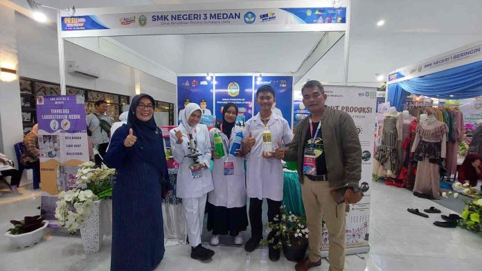 Sekolah Menengah Keterampilan (SMK) Negeri 3 Medan memamerkan produk unggulan pada Pekan Raya Sumatera Utara (PRSU) ke 49 Tahun di Jalan Jenderal Gatot Subroto.