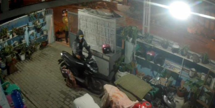 Tangkapan layar CCTV Aksi pencuri motor di Jalan Kawat 4, Medan Deli.