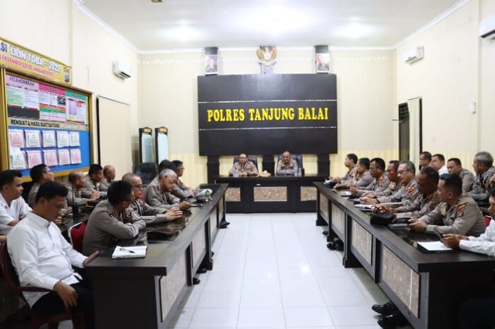 Kapolres Tanjungbalai memberikan pengarahan kepada anggotanya (f:ist/mistar)
