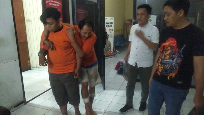 J pelaku pembunuhan dan I penadah handphone korban saat berada di Polrestabes Medan. (f: ist/mistar)