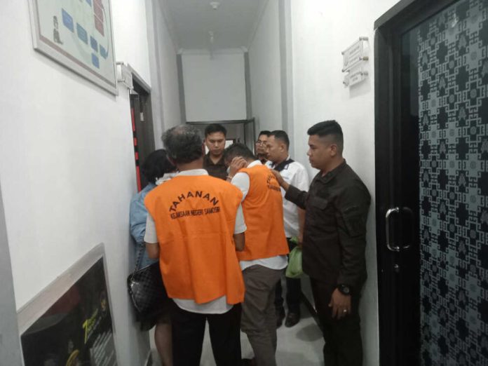 Tersangka SS dan HS sudah memakai rompi tahanan saat akan dibawa ke Rutan Samosir dari Kantor Kejaksaan Negeri Samosir. (f:ist/hm17)