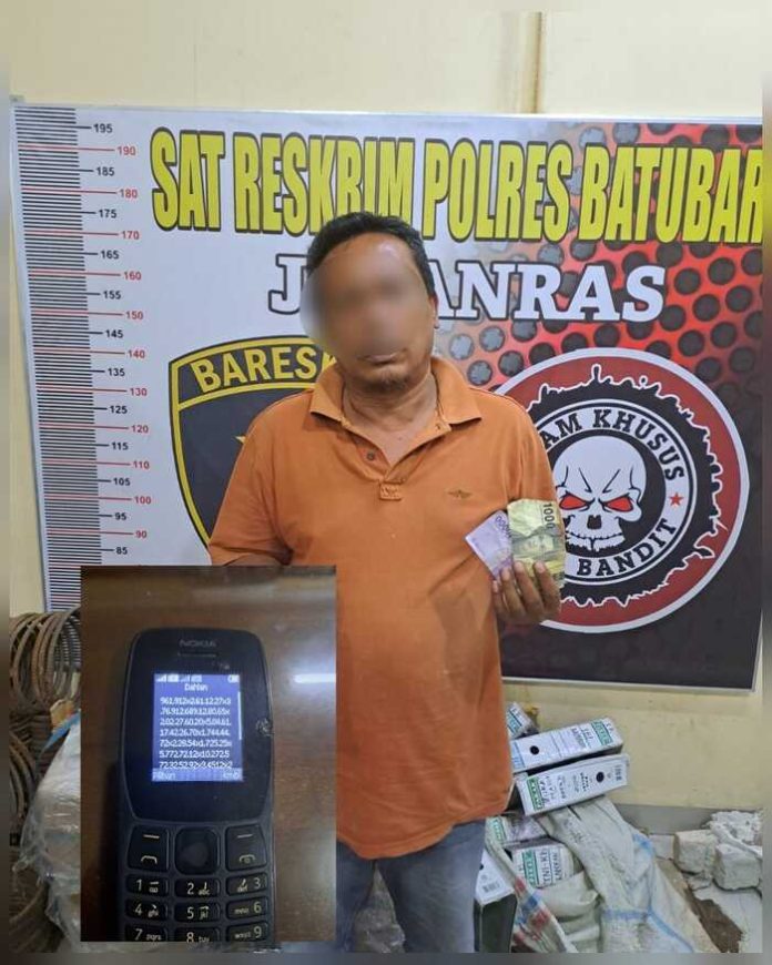 Terangka juru tulis togel Oncom bersama barang bukti handphone berisi nomor tebakan diamankan di Polres Batu Bara (f:ist/mistar)