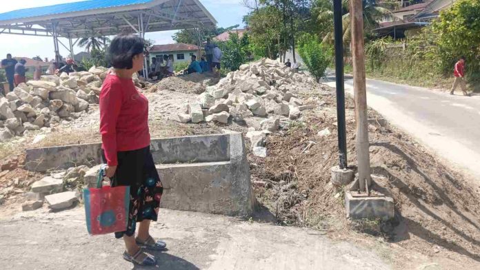 Tumpukan bahan bangunan menutupi saluran air di Kelurahan Bah Kapul, Kecamatan Sitalasari, Kota Siantar.