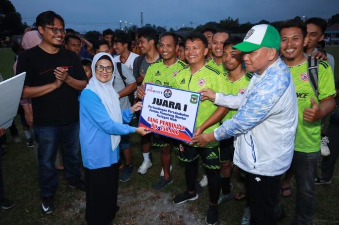 Wali Kota Pematang Siantar dr Susanti Dewayani SpA serahkan hadiah juara pertama kepada PS Pemkab Simalungun (f;ist/mistar)