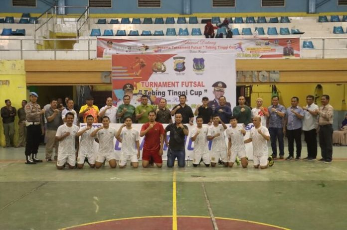 Tim futsal PWI Kota Tebing Tinggi berfoto bersama seluruh panitia turnamen futsal hut Bhayangkara ke-77 (f:ist/mistar)