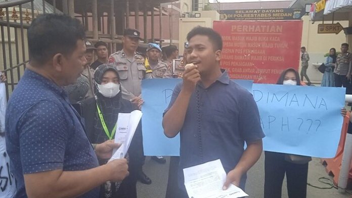 Mahasiswa unjuk rasa di Polrestabes Medan minta rekan mereka dibebaskan (f;safarius/mistar)