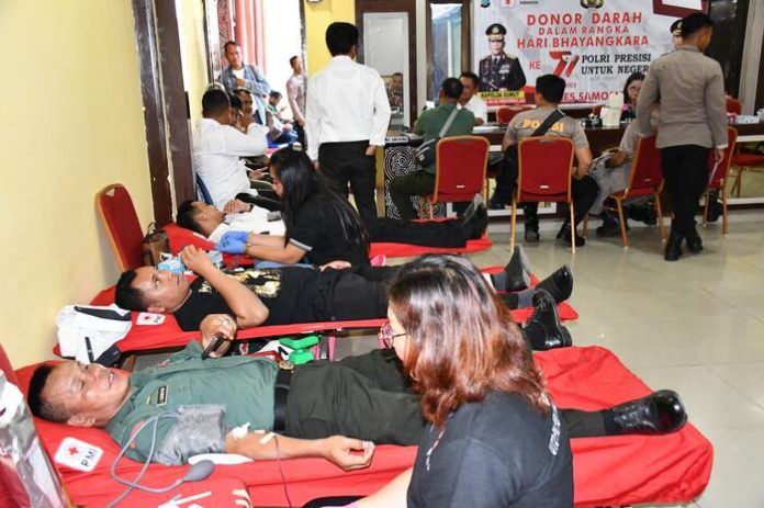 Kegiatan Donor darah yang dilaksanakan di Mapolres Samosir dalam rangka menyambut Hari Bhayangkara ke-77. (f:pangihutan sinaga/mistar)
