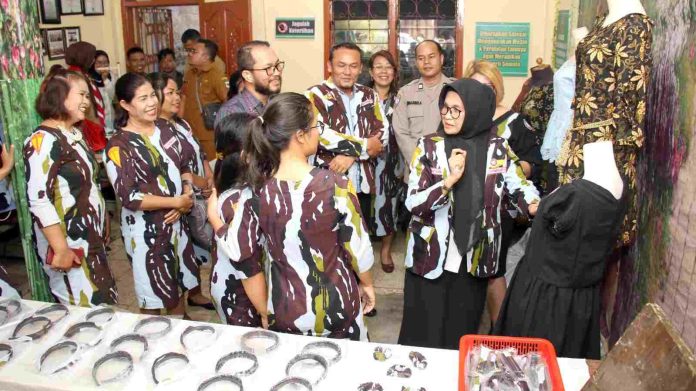 dr Susanti Dewayani melihat hasil jahitan ibu-ibu yang ikut pelatihan Menjahit Program Peran Wanita DPD Ikatan Pemuda Karya (IPK) Kota Pematang Siantar.