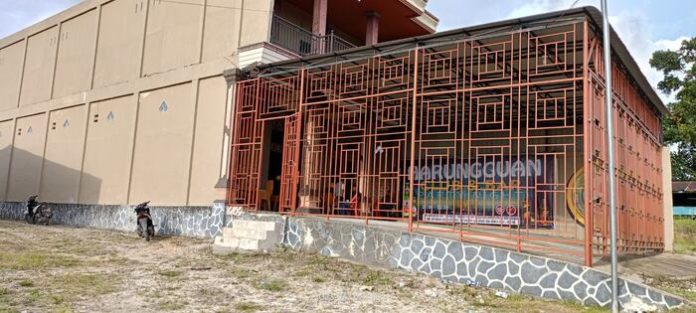 Klub Malam & Bar Tiop Harungguan beralamat di Jalan Lingkar DPM Desa Huta Rakyat Kecamatan Sidikalang Kabupaten Dairi (f:manru/mistar)
