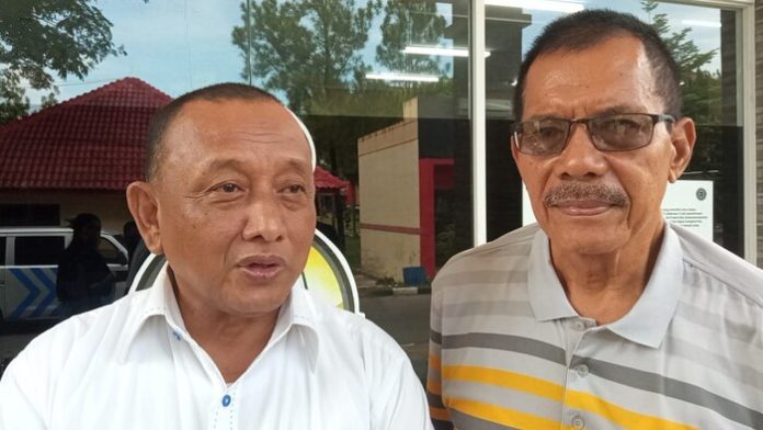 Ketua DPC Partai Demokrat Kabupaten Labuhan Batu Muchlis Hasibuan (kemeja putih) didampingi Seketaris DPC Partai Demokrat Kabupaten Labuhan Batu H Ibrahim di Mapolda Sumut (f:ist/mistar)