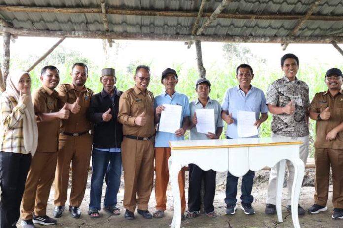 Penanda tanganan perjanjian kerja sama,petani dan perwakilan PT. Parna Raya (f:sembiring/mistar)