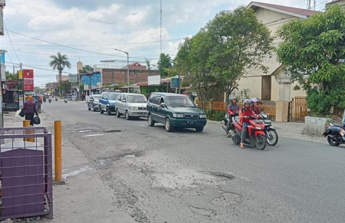 Kondisi Jalan Rakutta Sembiring dekat simpang Jalan SM Raja Kecamatan Siantar Utara. (f:efrry/mistar)