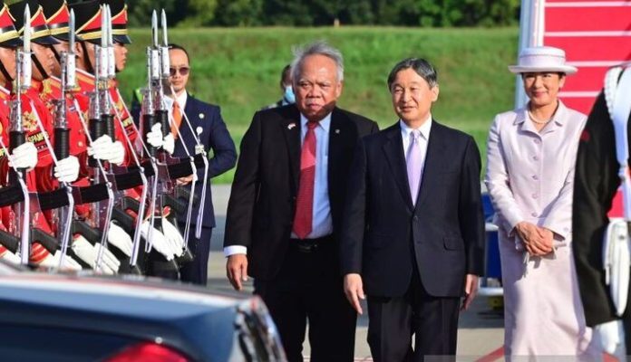 Kaisar Jepang, Hironomiya Naruhito (tengah), dan Permaisuri Masako Owada di Bandara Internasional Soekarno Hatta, Tangerang, Banten, Sabtu, 17 Juni 2023. Mereka saat ini sedang melakukan kunjungan kenegaraan ke Indonesia. (f;ist/mistar)