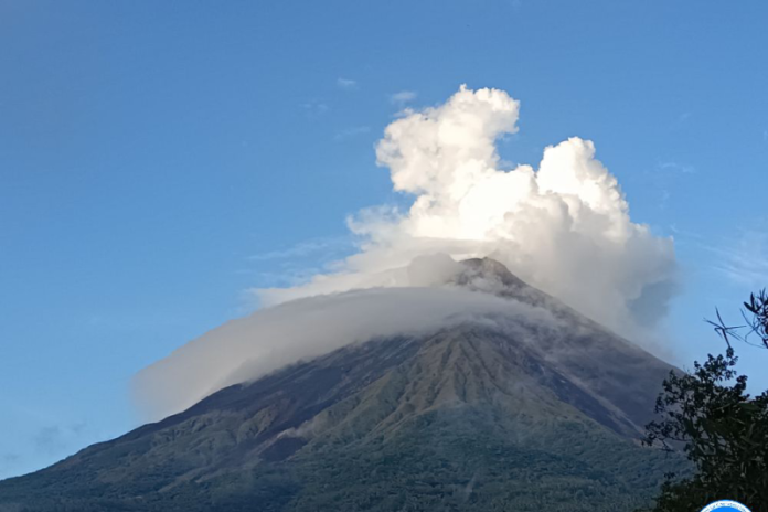 Gunung Karangetang Semburkan Guguran Lava Capai 200 Meter
