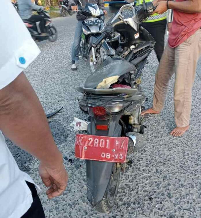 Sepeda motor korban rusak parah setelah kecelakaan dengan bus pariwisata (f:ist/mistar)