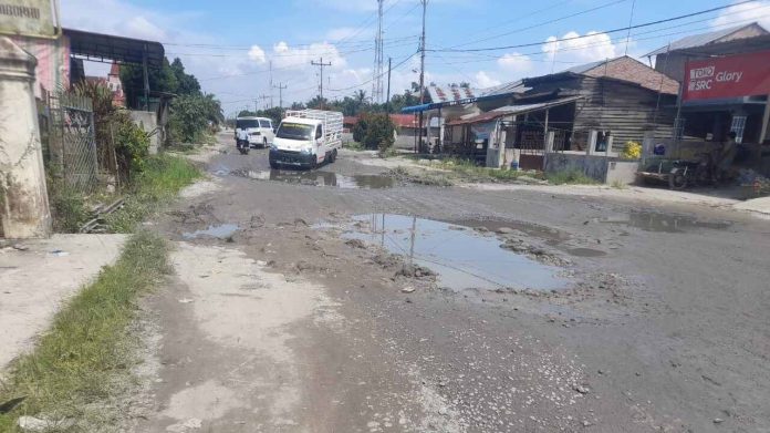 kerusakan jalan di Kecamatan Huta Bayu Raja, Simalungun.