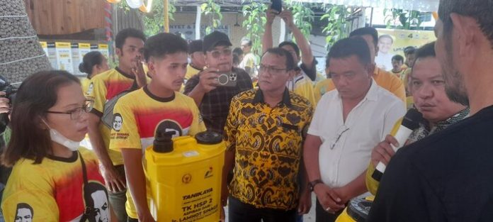 Anggota DPR RI Lamhot Sinaga serahkan bantuan kepada petani (fernando/mistar)