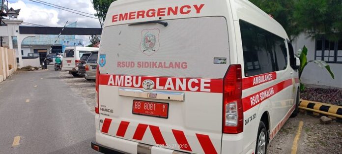 Mobil ambulans RSUD Sidikalang Hiace Commuter parkir di pelataran RSUD Sidikalang menggunakan plat merah yang sama dengan mobil ambulans jenis Ford Renger, yaitu BB 8081 Y (f;manru/mistar)